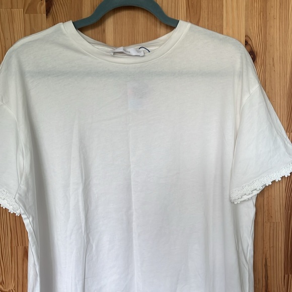 ποΈ 2/$20 ποΈ Mango white tee with floral lace trim (size L) - Picture 4 of 5